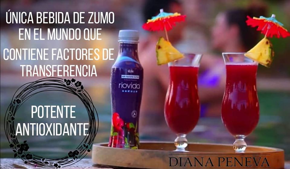 Dos copas de Riovida con unas sombrillas y un trozo de piña con un mensaje escrito.