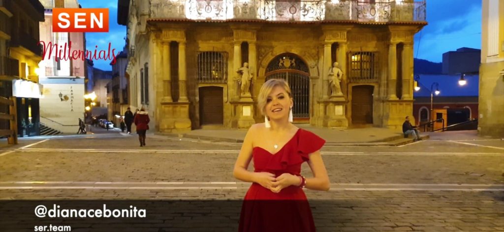 Una foto de Diana Peneva con SEN Millenials a las izquierda y abajo a la izquierda su dirección de alguna red social o correo electrónico.